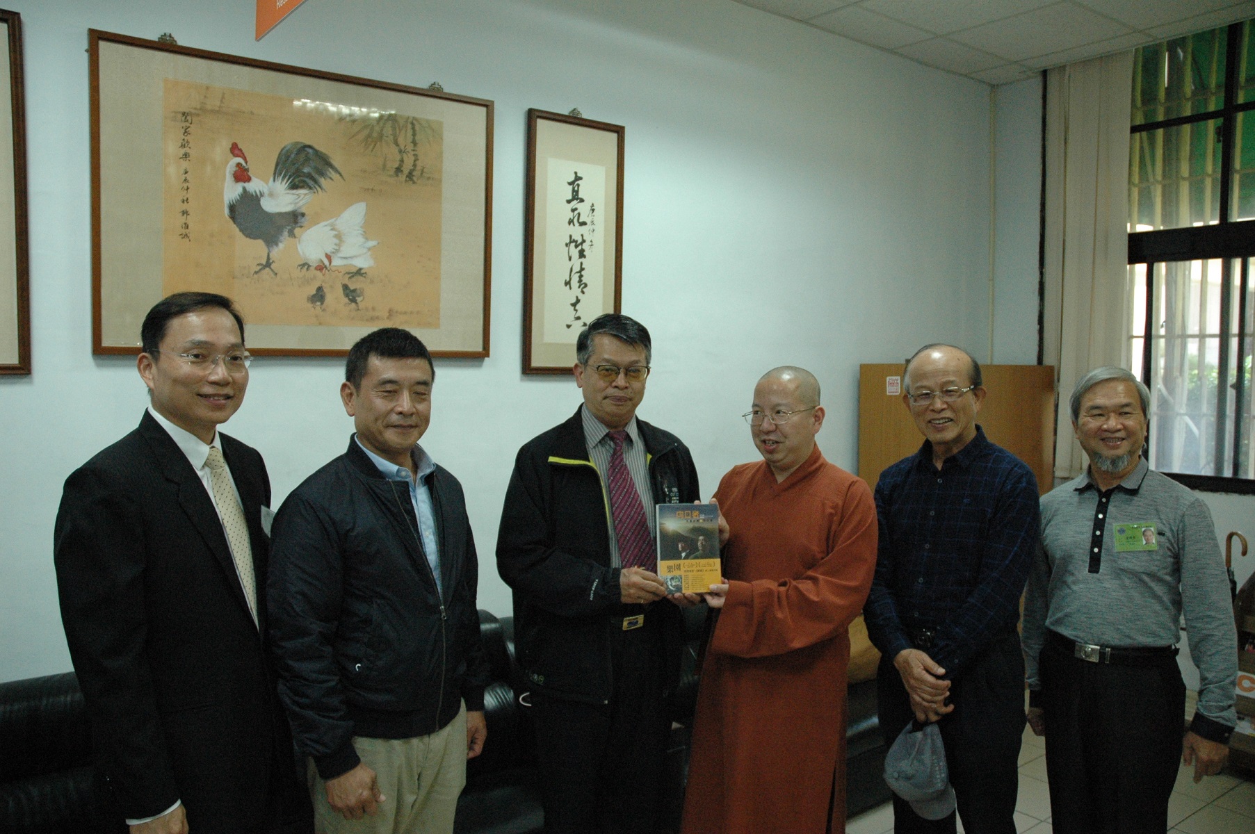 S&W book club leader Master Sing-Chen gift books received by the superintendent