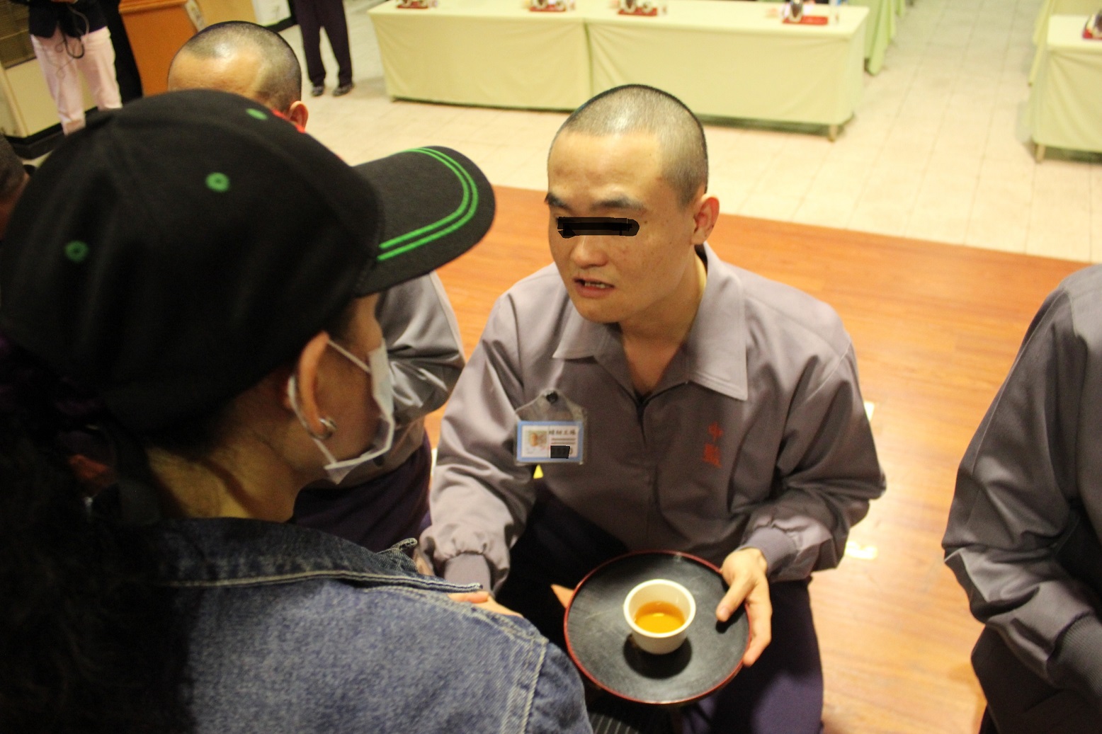 An inmate presented a cup of tea to thank the family  supports and not abandon him all the way.
