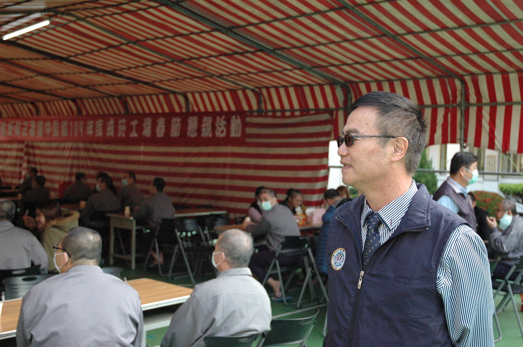Deputy Superintendent Dai interacts with family in the reunion