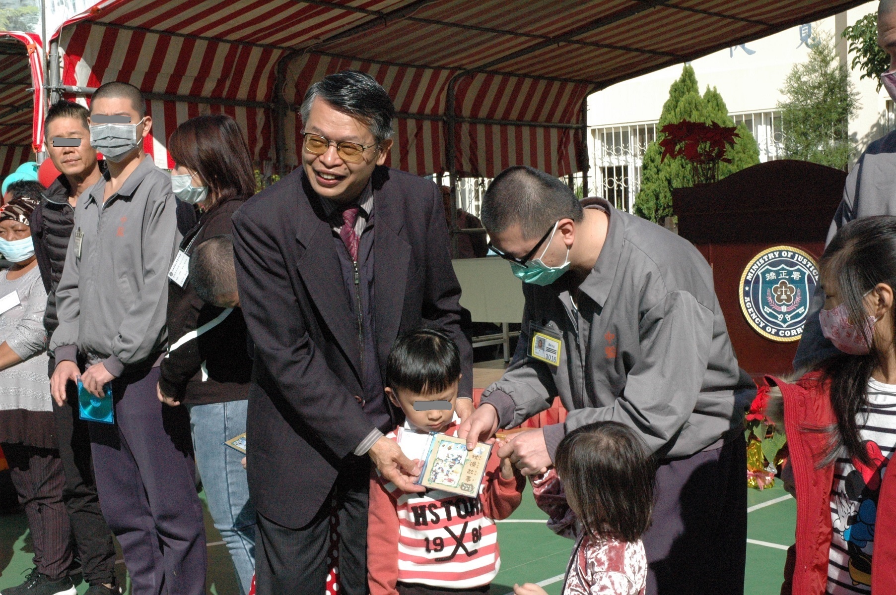 Superintendent Ciou gave a “Bedtime Stories for Kids” CD to an inmate and his family