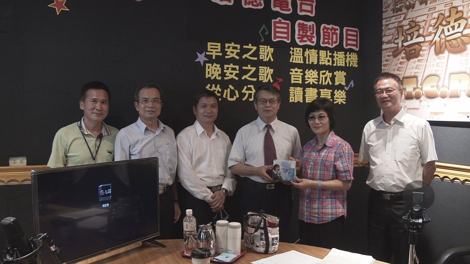 Lin Meijing teacher offers life education radio course