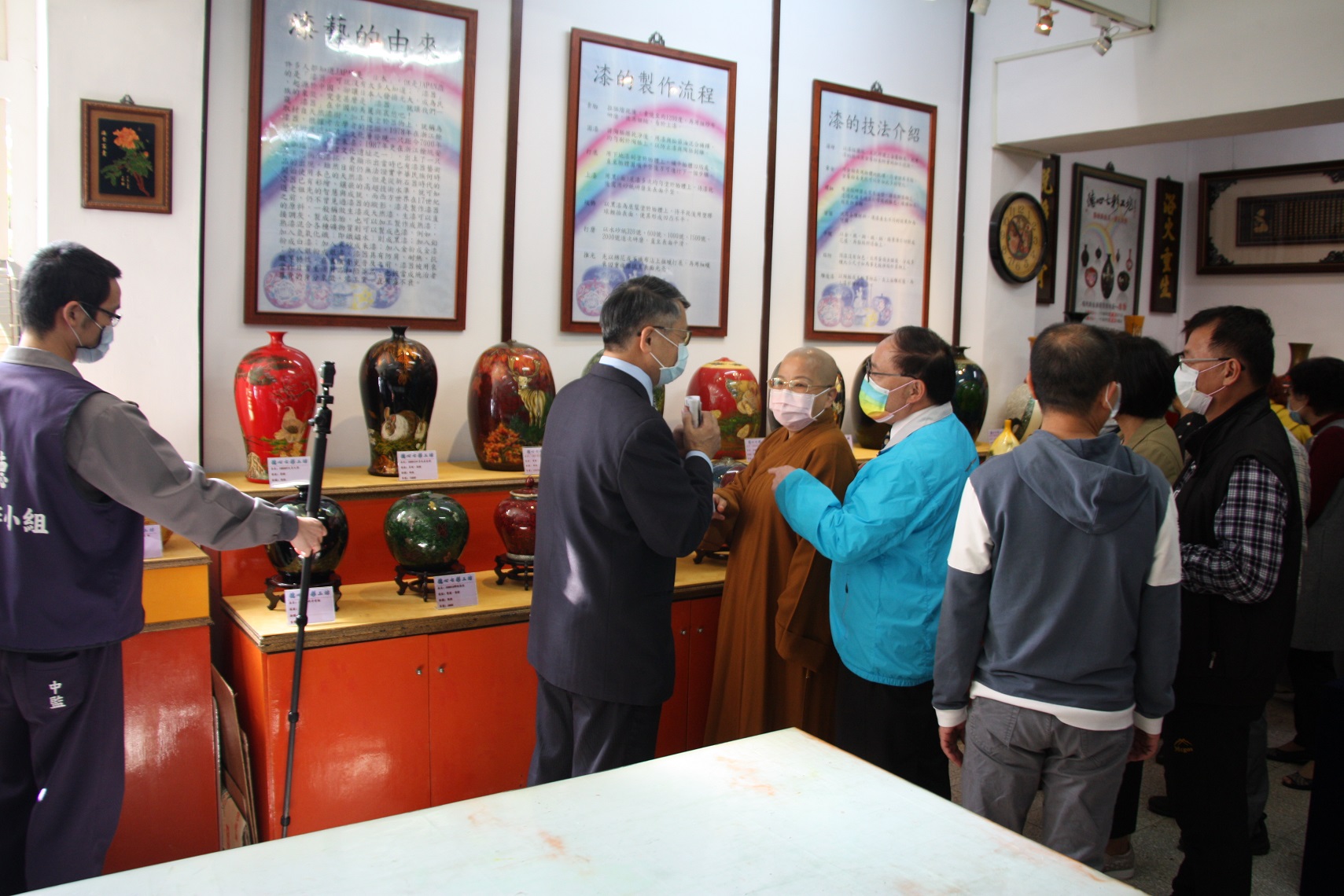 The warden introduced to the guests the special technical training works of Taichung prison - lacquer