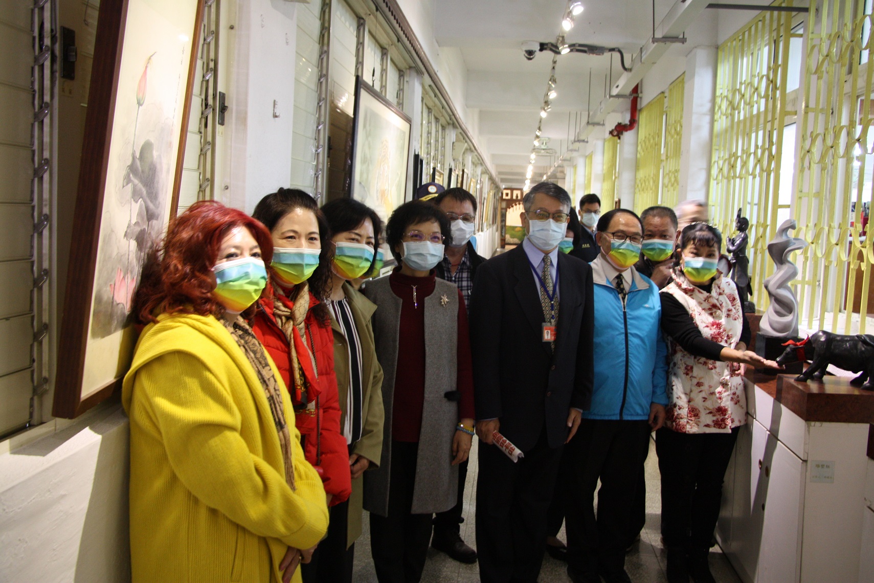 The warden introduced to the guests the special technical training works of Taichung prison talent workshop