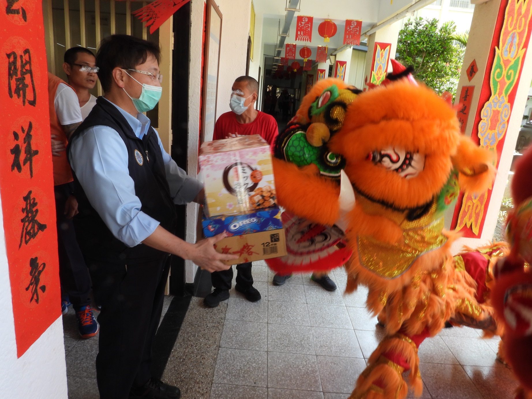 The Lion Dance Group held sugar-giving activities to cerebrate the Chinese New Year