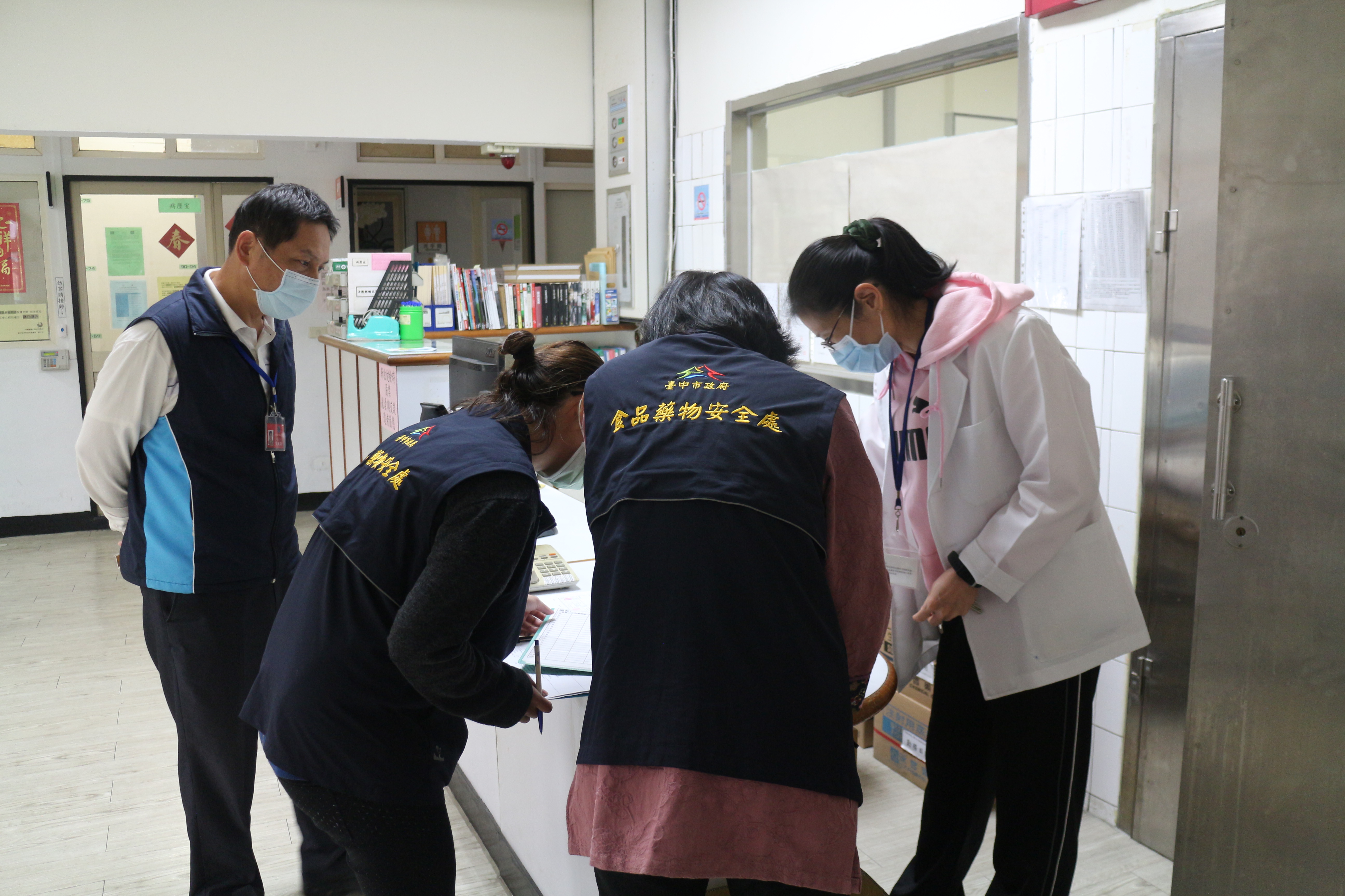 3月4日臺中市政府食品藥物安全處至本監無預警稽核衛材管理盤點