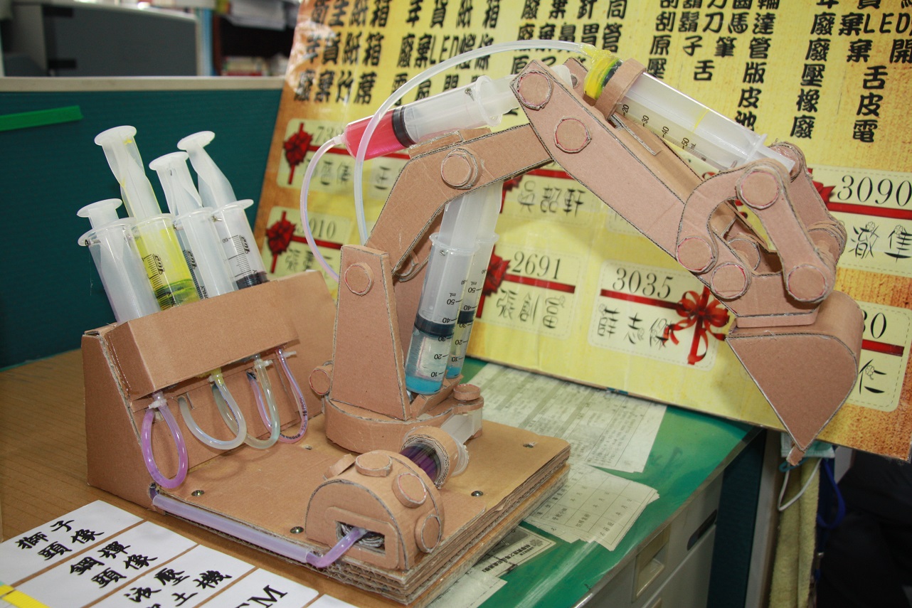 第1名環保教育手作作品-液壓挖土機