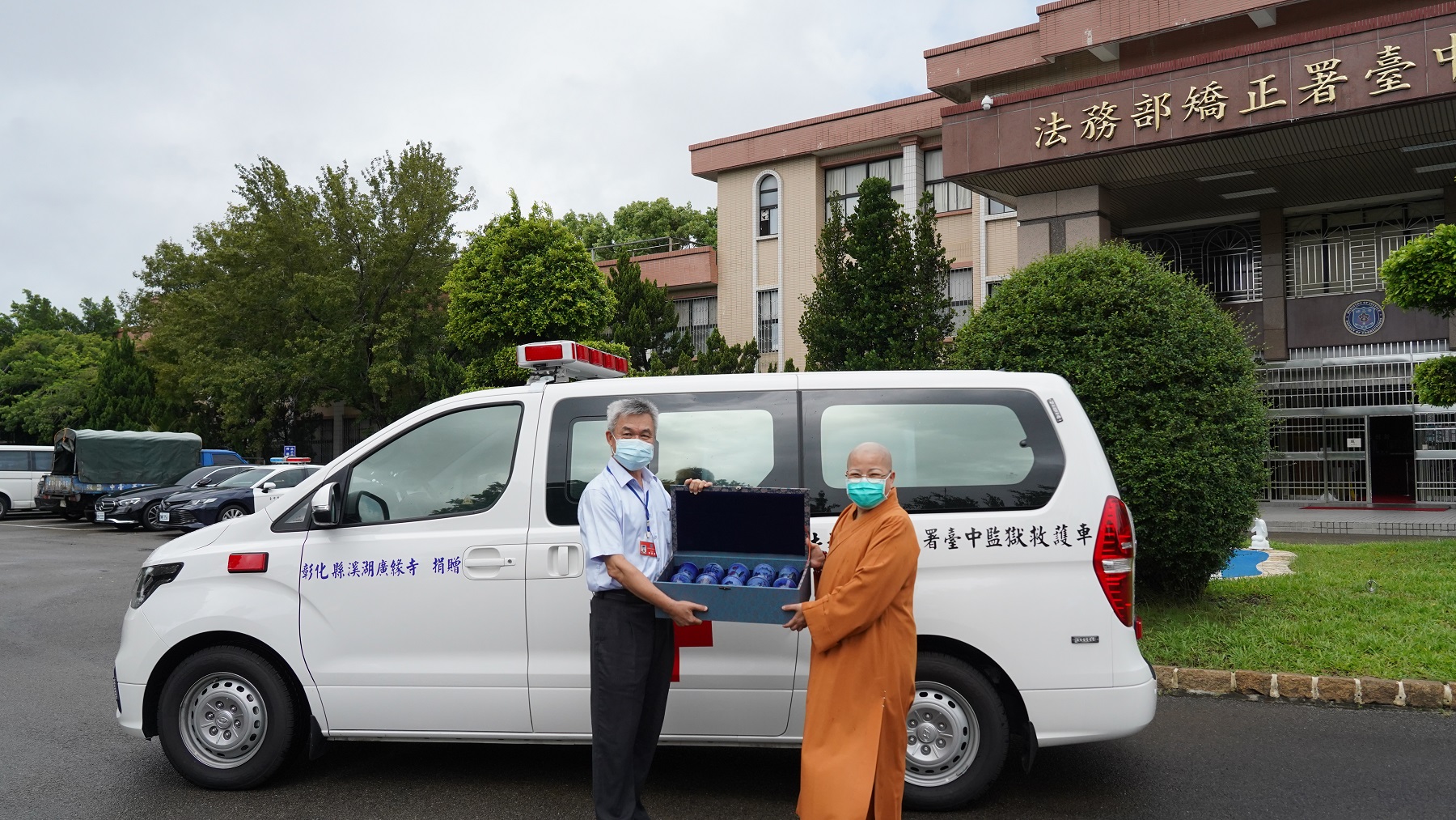 典獄長代表受贈救護車並回贈收容人手作陶藝茶具組