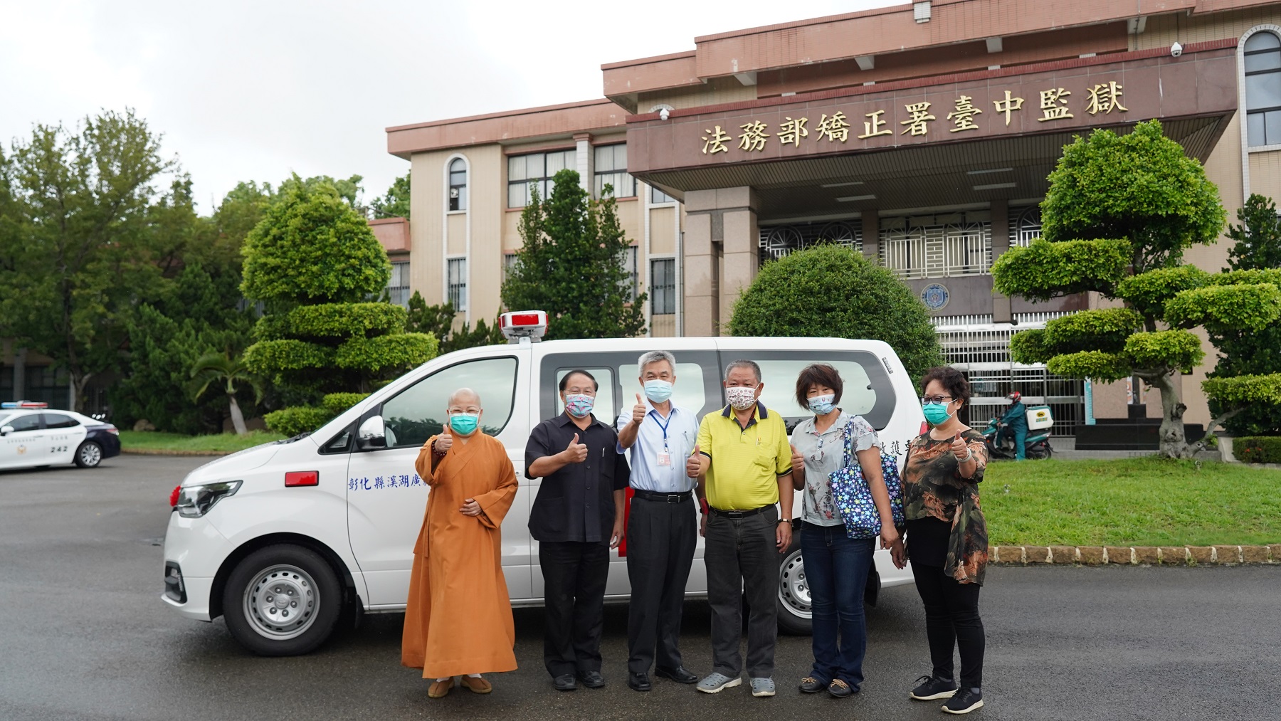 林典獄長與宏緣法師暨共同捐贈大德合影