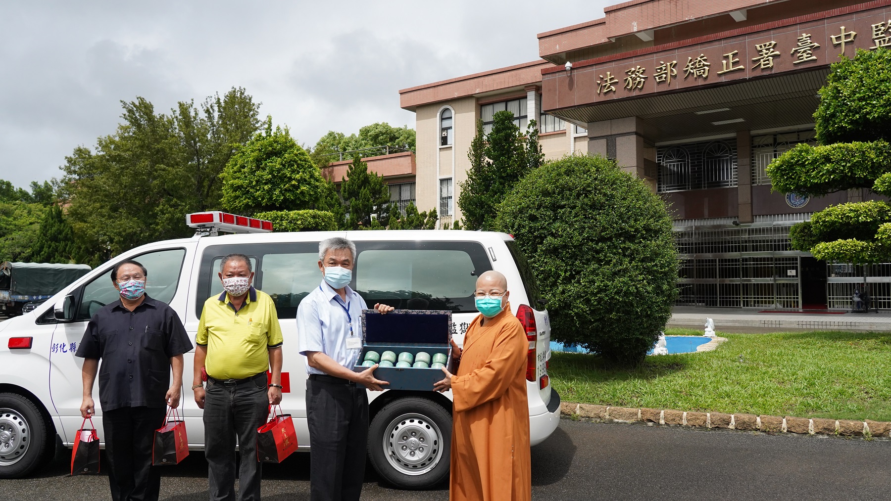 Lin superintendent is the representative of receiving emergency ambulance and returned hand-made pottery tea set and champion cakes as gifts