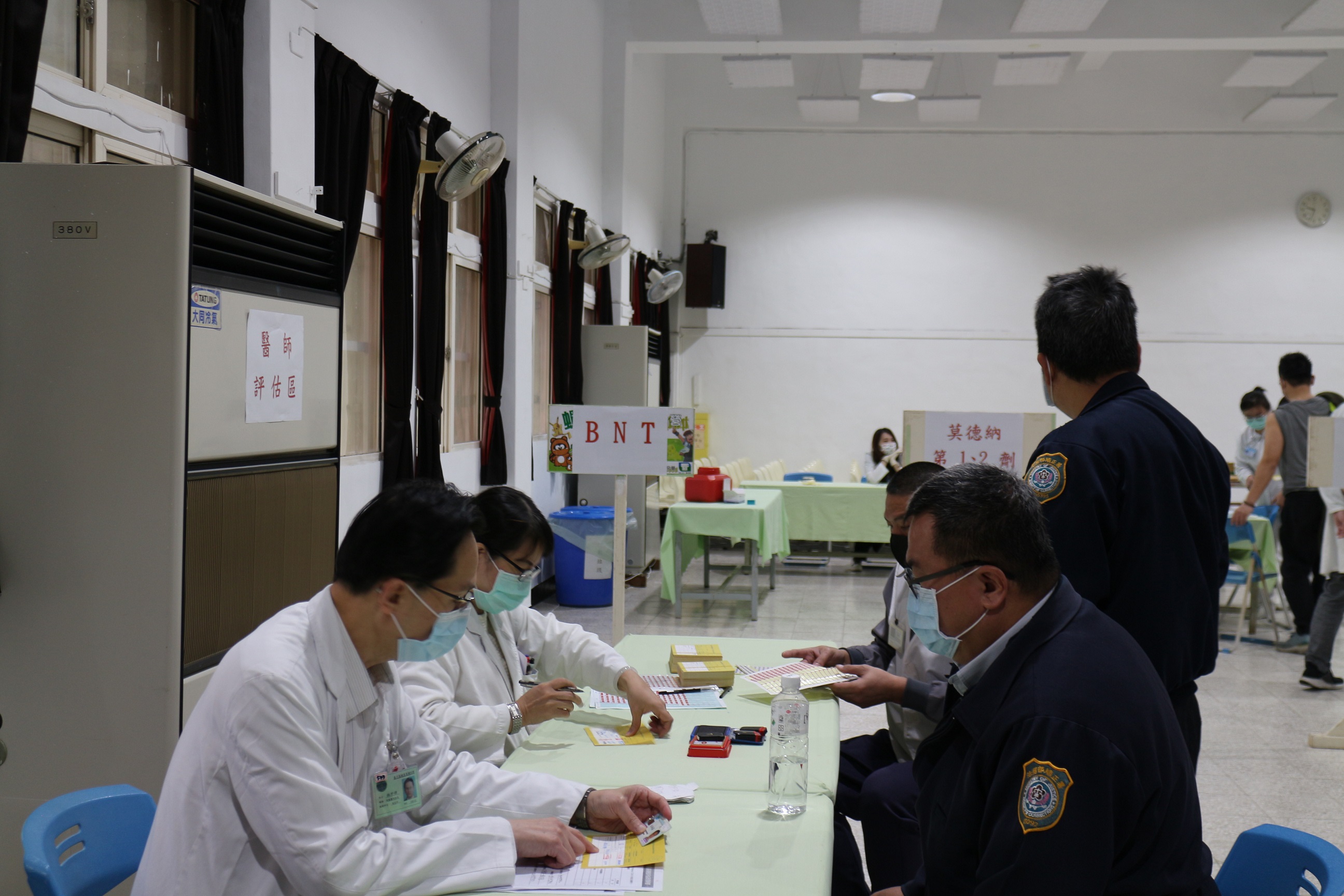 為同仁施打COVID-19疫苗