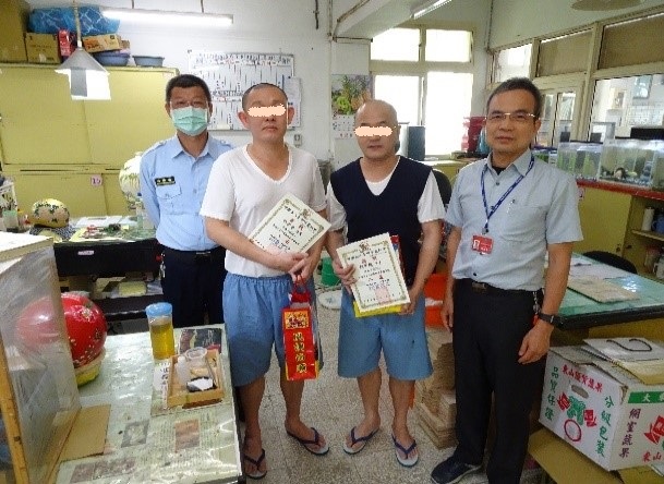 教化科長代表頒獎