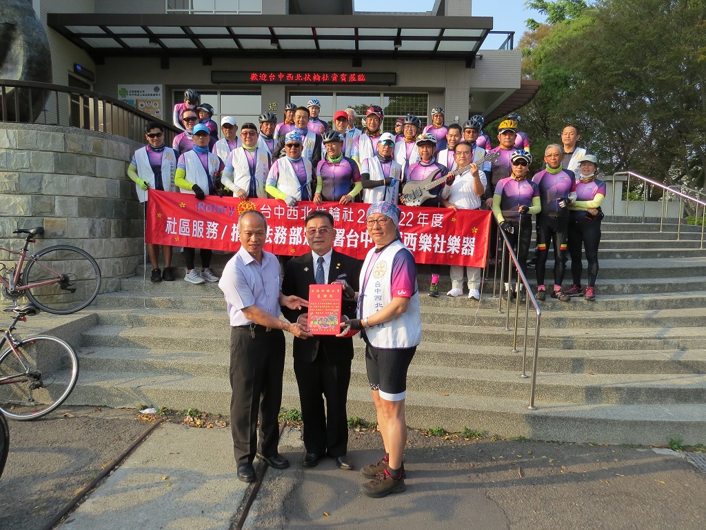 本監吳照明副典獄長代表受贈樂器並回贈感謝狀