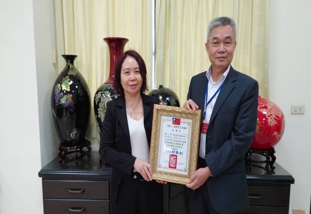 陳檢察官頒贈感謝狀由典獄長接受