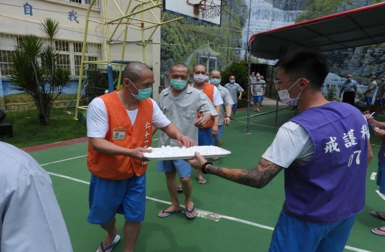 發給參加人員酒精棉球消毒話機
