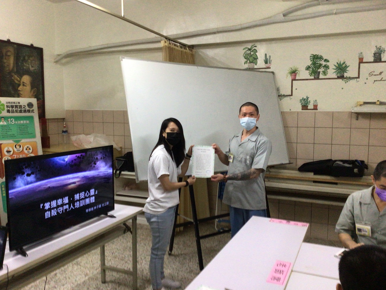 講師頒發結業證書