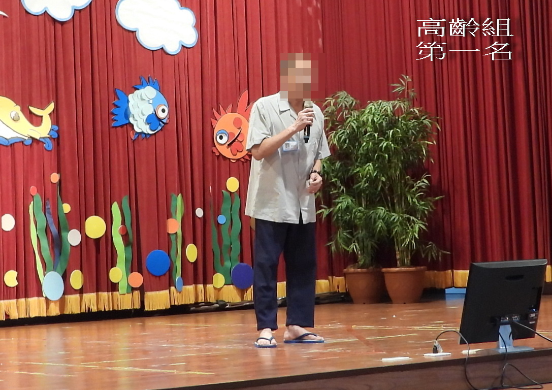 高齡組冠軍蔡同學演唱情形