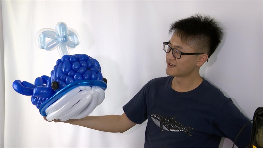 宋老師與作品「台灣藍鯨」