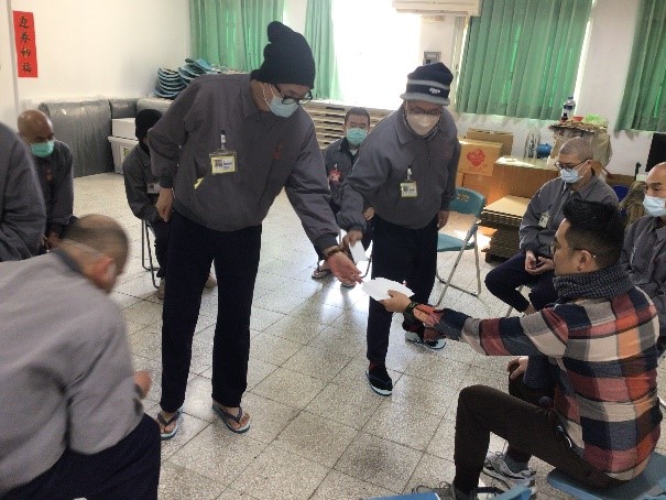 運用正念呼吸幫助學員調節壓力