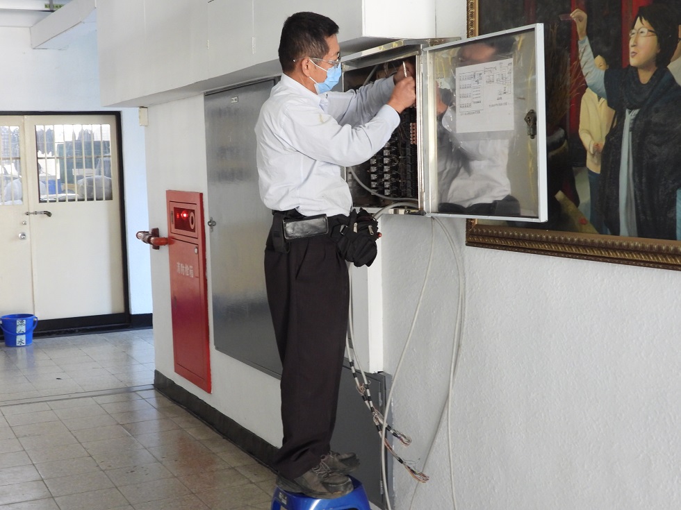 中華電信工作人員安裝電話機