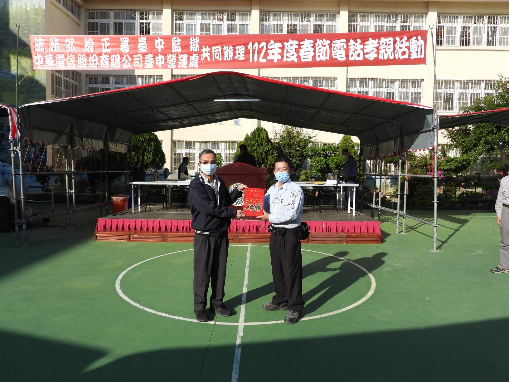 教化科吳科長代表頒贈感謝狀與中華電信台中分公司