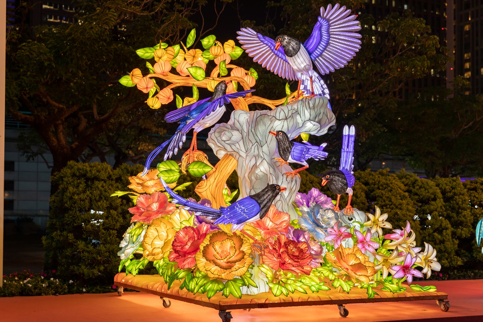 作品「喜上眉梢,柿柿如意,花開富貴」榮獲「燈王」的殊榮