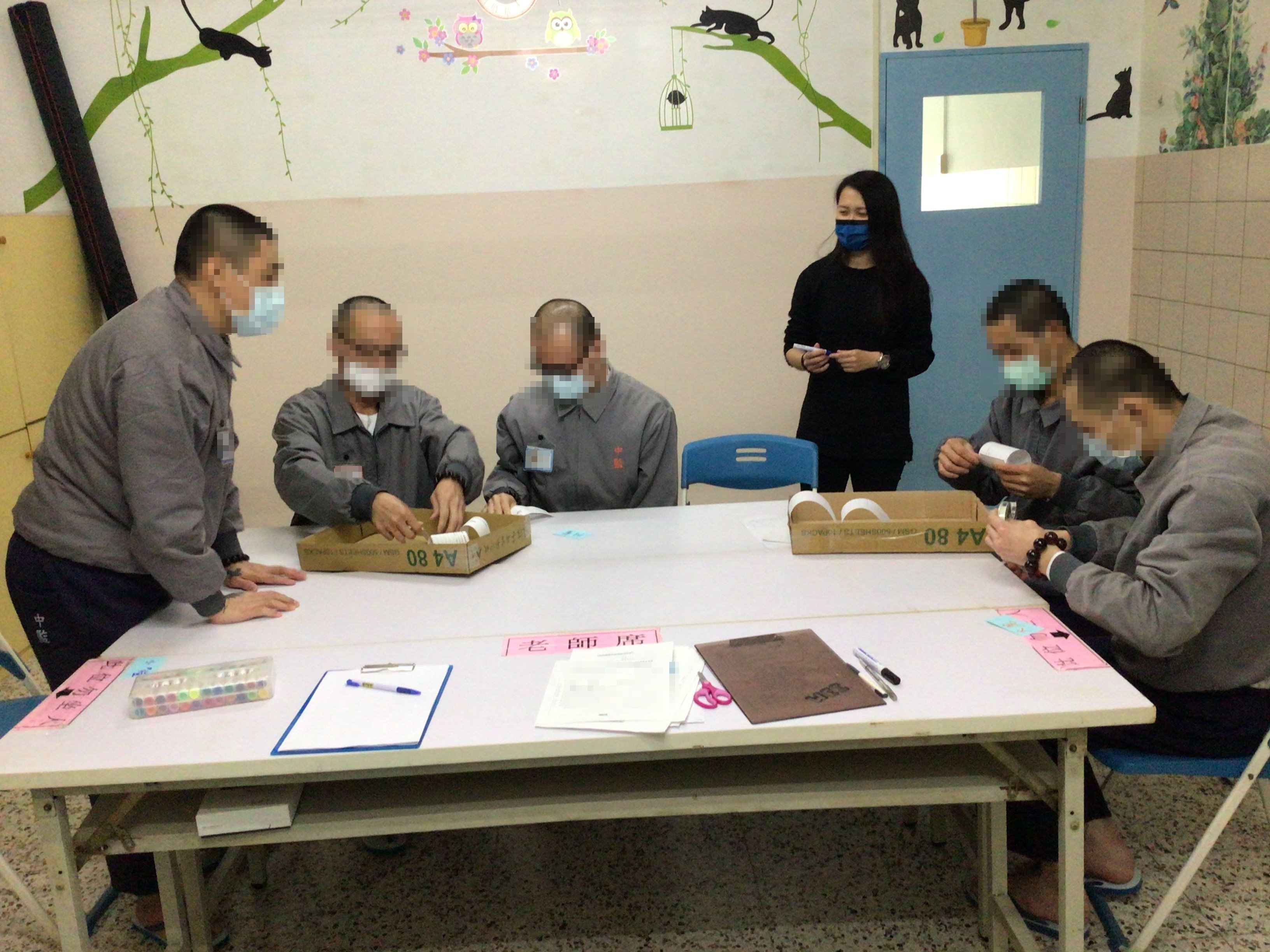 義區身障-「手眼協調1到6」材料製作，分組進行
