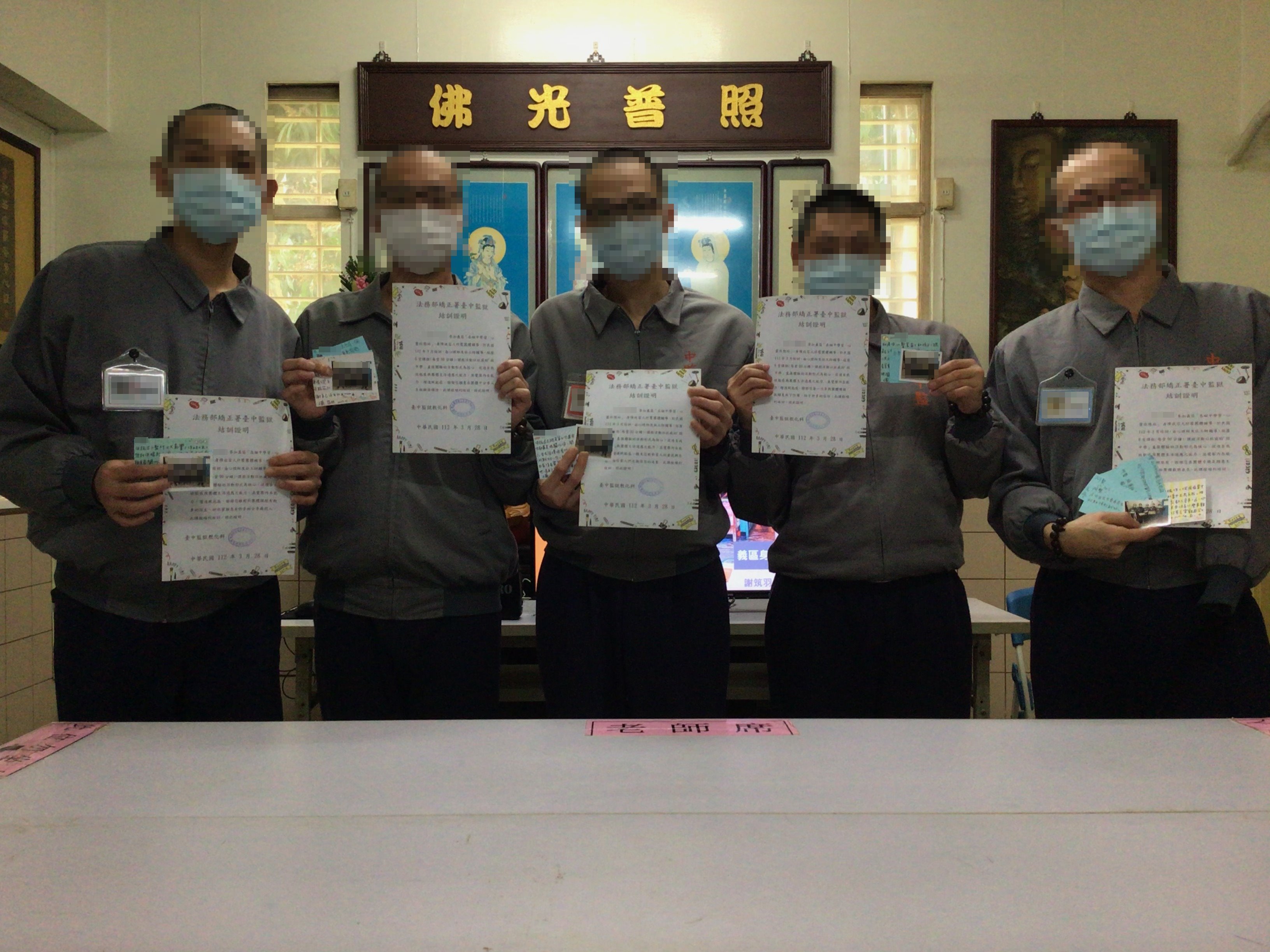 義區身障-完成團體課程，彼此給予祝福，並頒發結訓證書