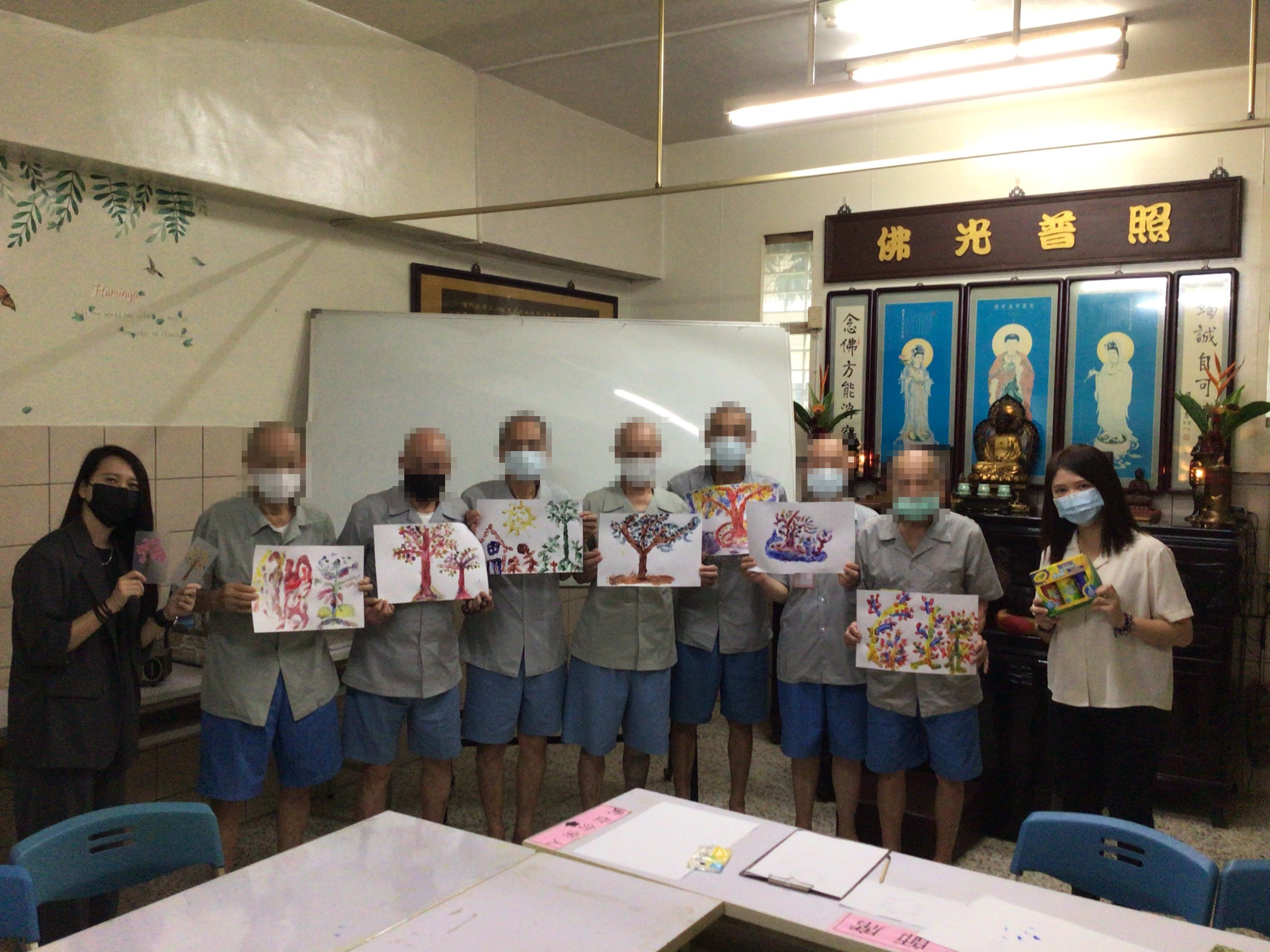 與自己的生命樹作品合影