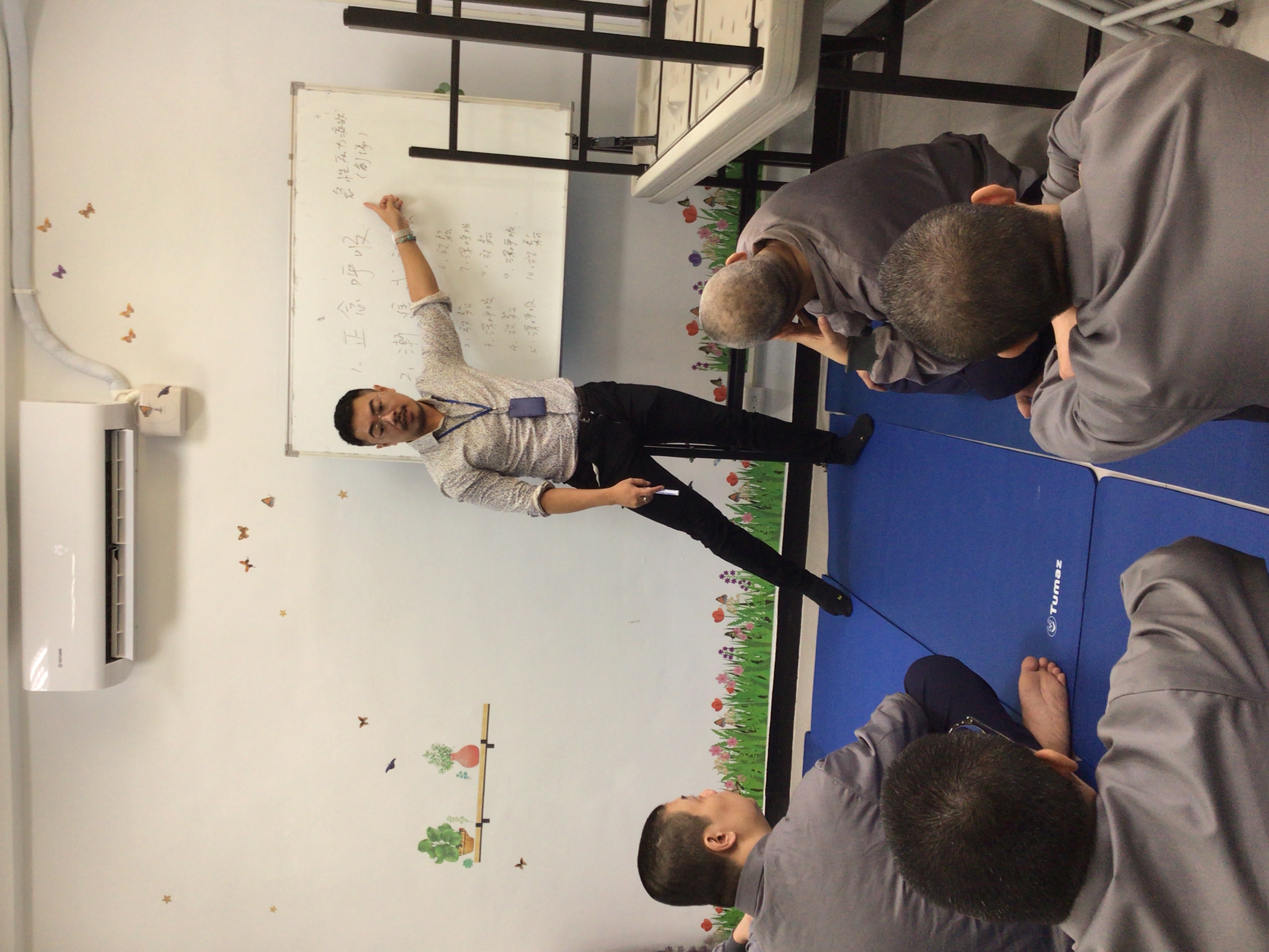 Instructor explaining sleep knowledge