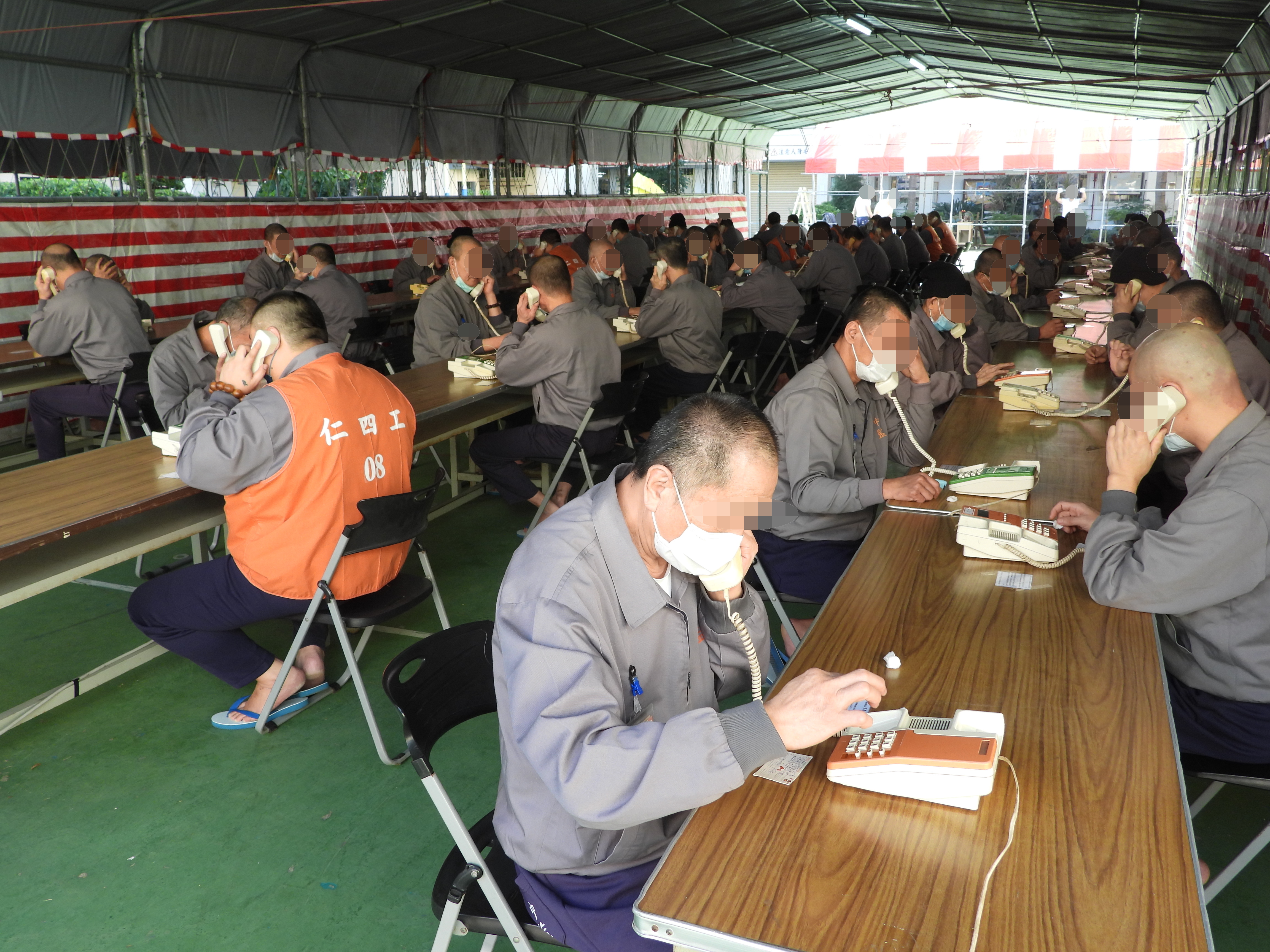 透過話筒傳達思念之情