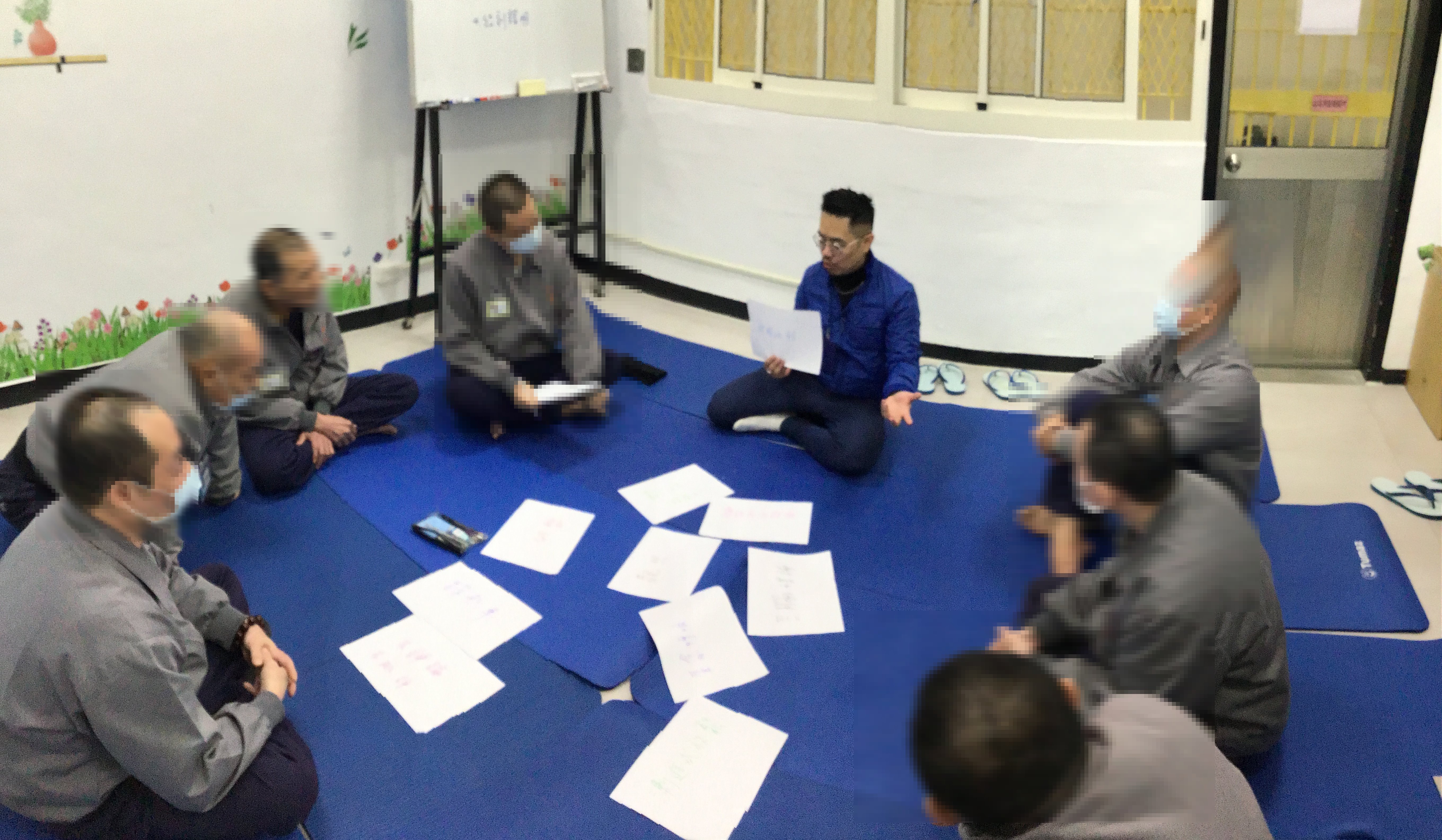 Learners reinforce their knowledge of mindful breathing with the help of word cards