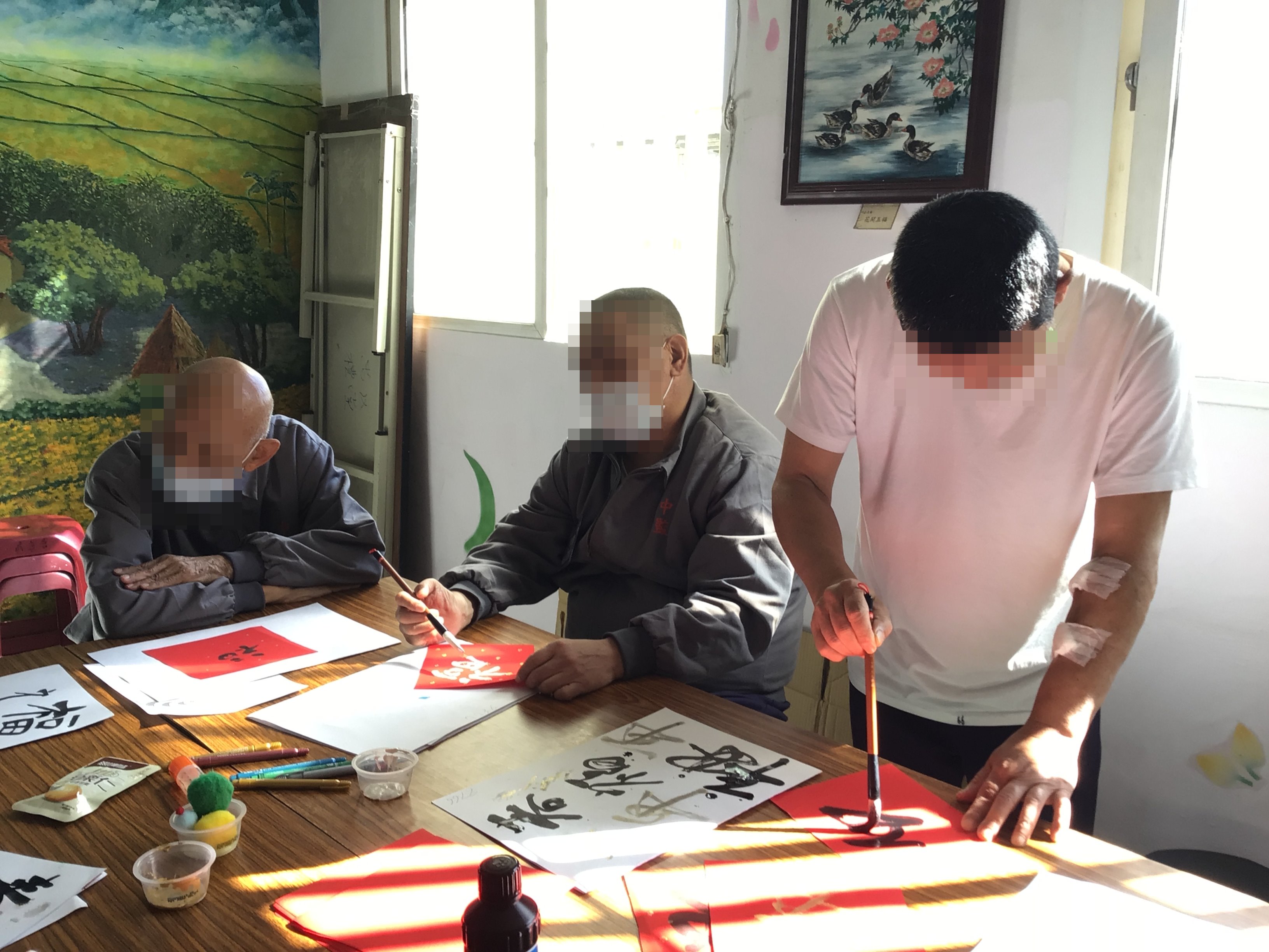 Inmates practice Chinese calligraphy