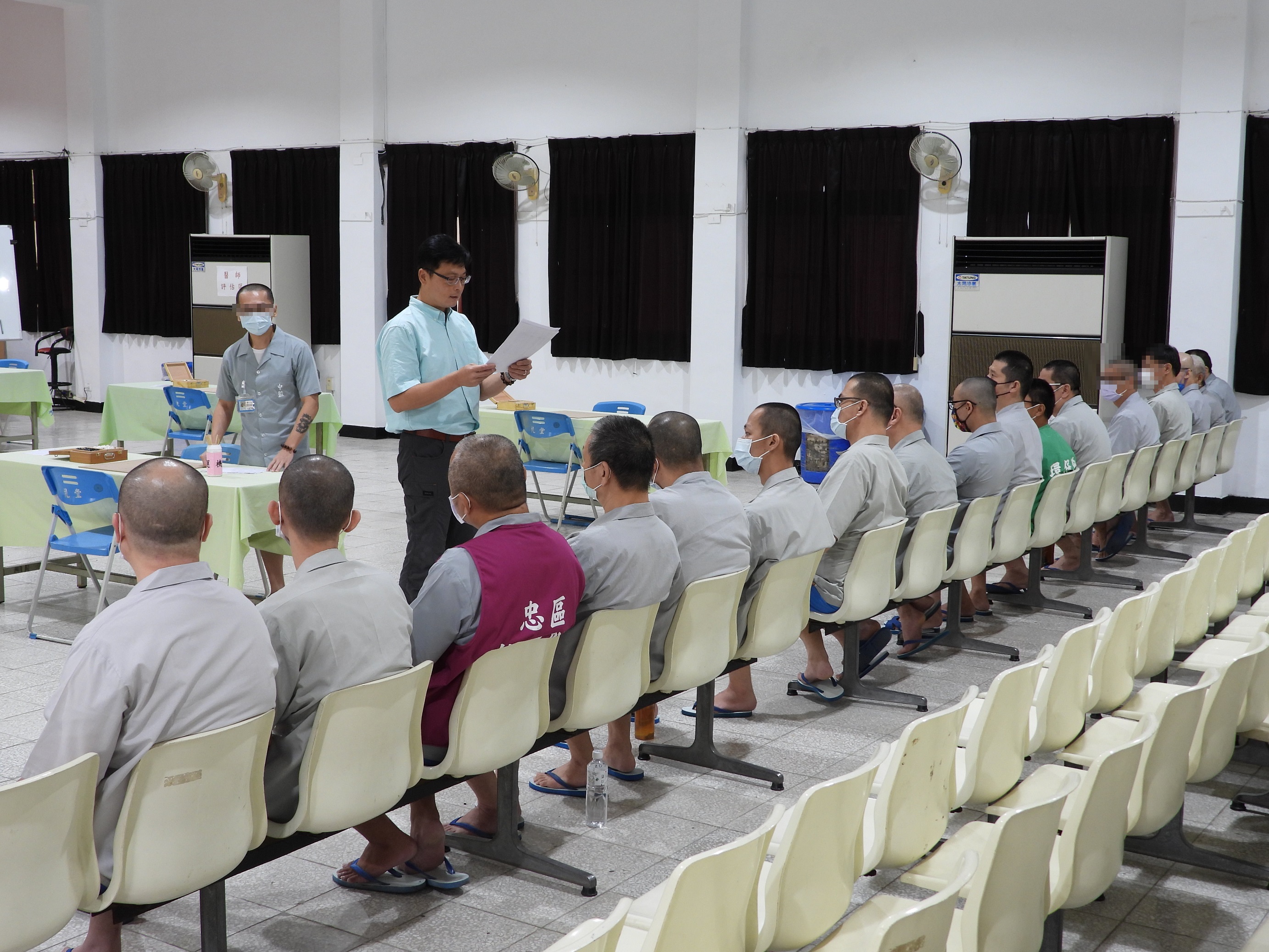 The event assistant explains the rules to the participants
