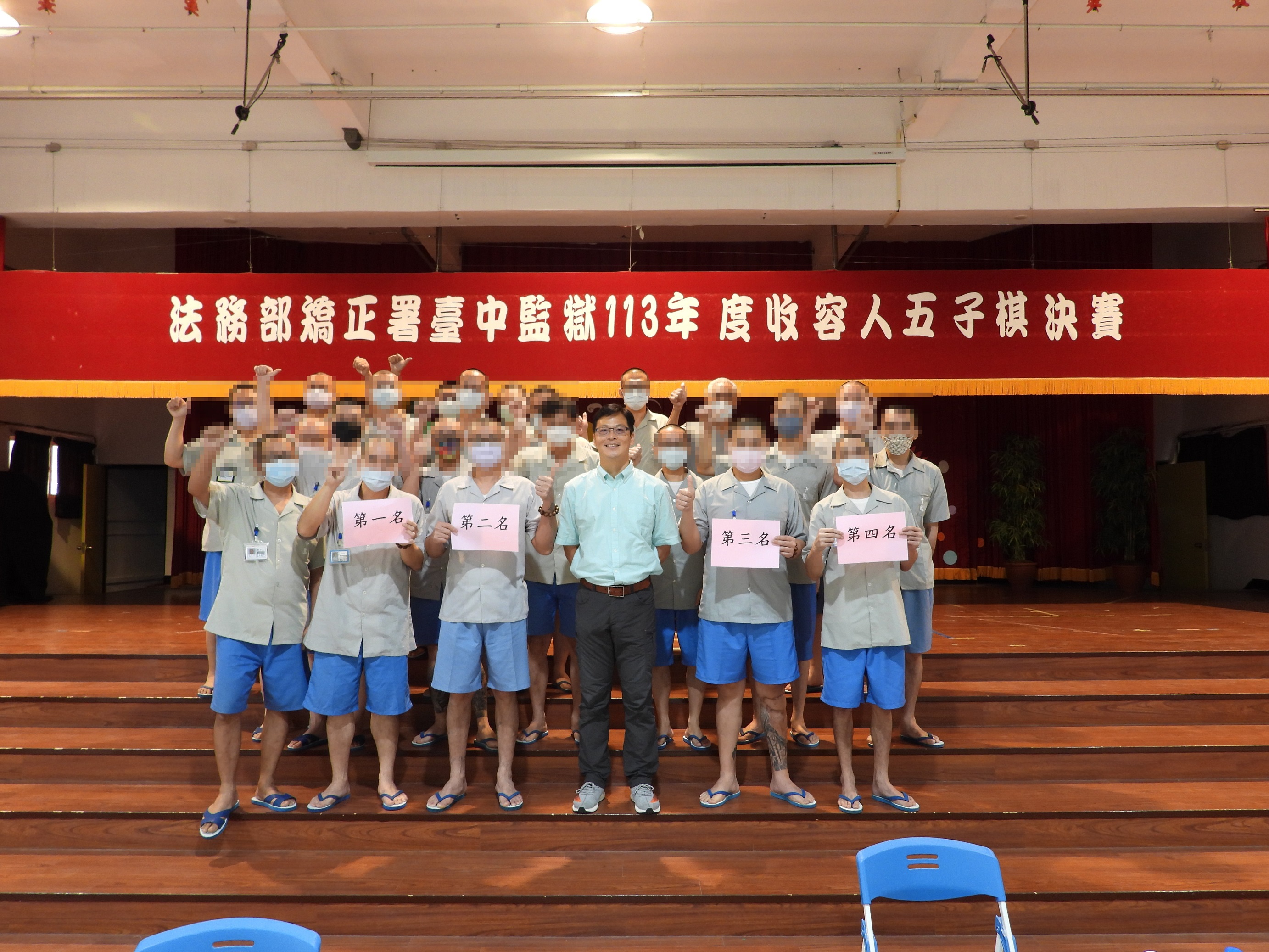 Participators of the general group take a photo together
