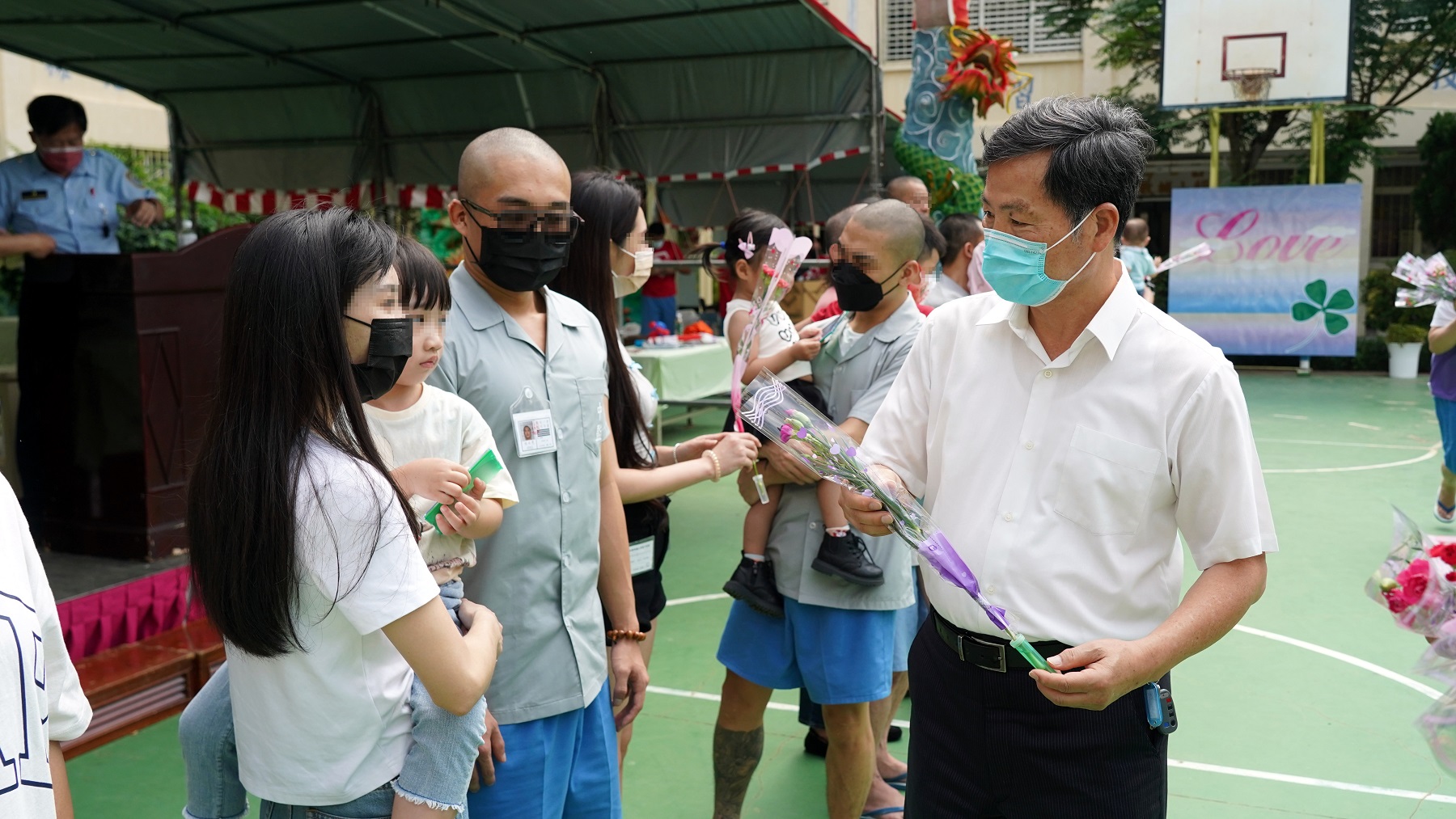 典獄長致贈家屬康乃馨