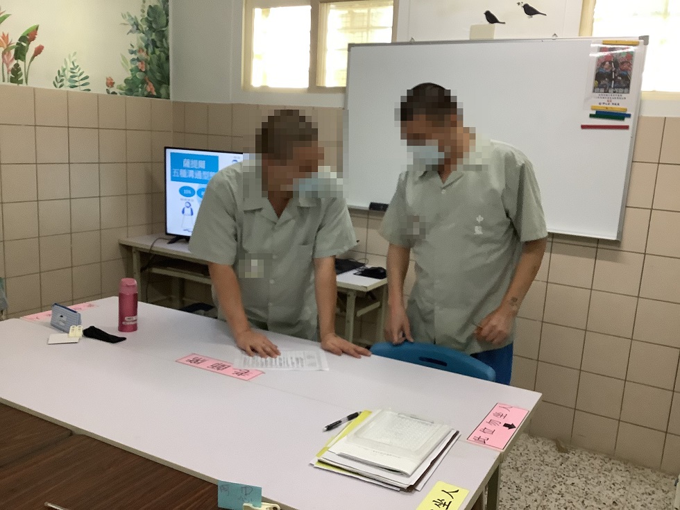 Inmates practiced different communication postures in the situational exercises.