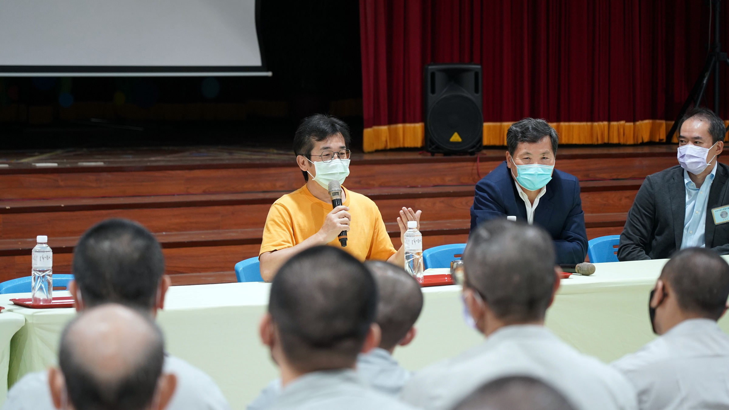 Director Wei Te-sheng speaking to the prisoners about his exploration of the meaning of life through “BIG.”