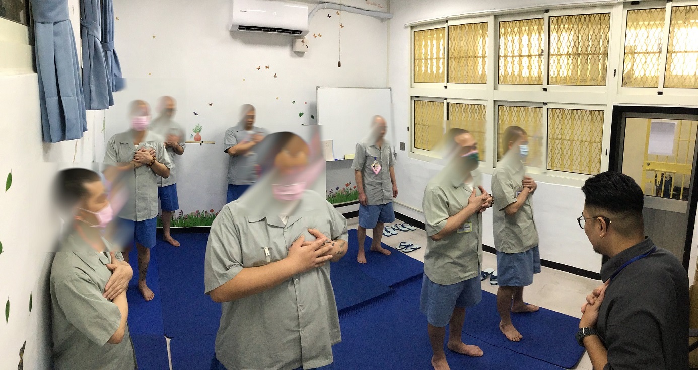 身體紮根與手貼心的自我擁抱