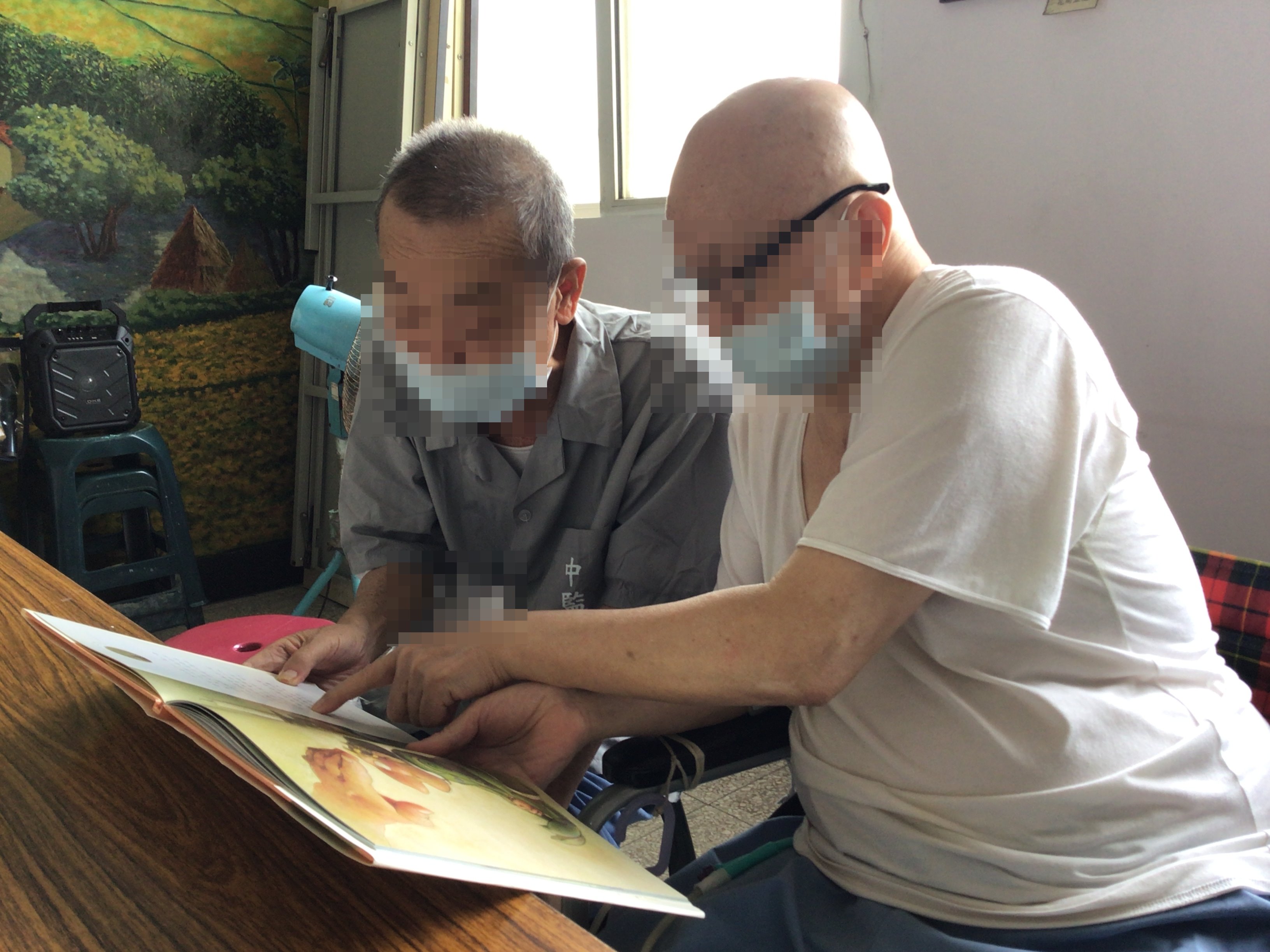 Participants read picture books together.