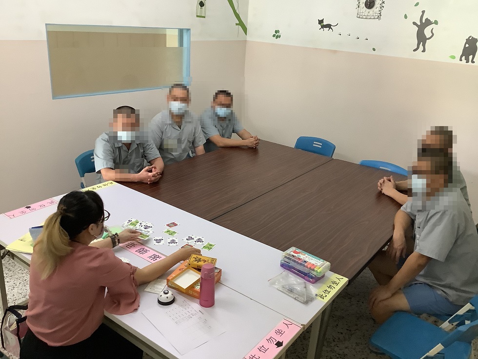 藉由表達性藝術媒材自我介紹