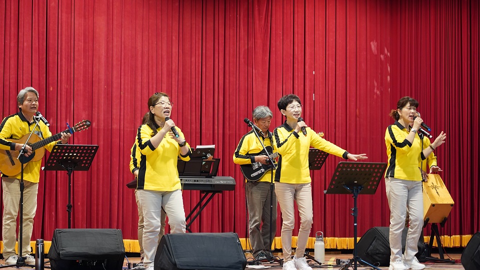 財團法人台中市佛教蓮社成員現場演唱
