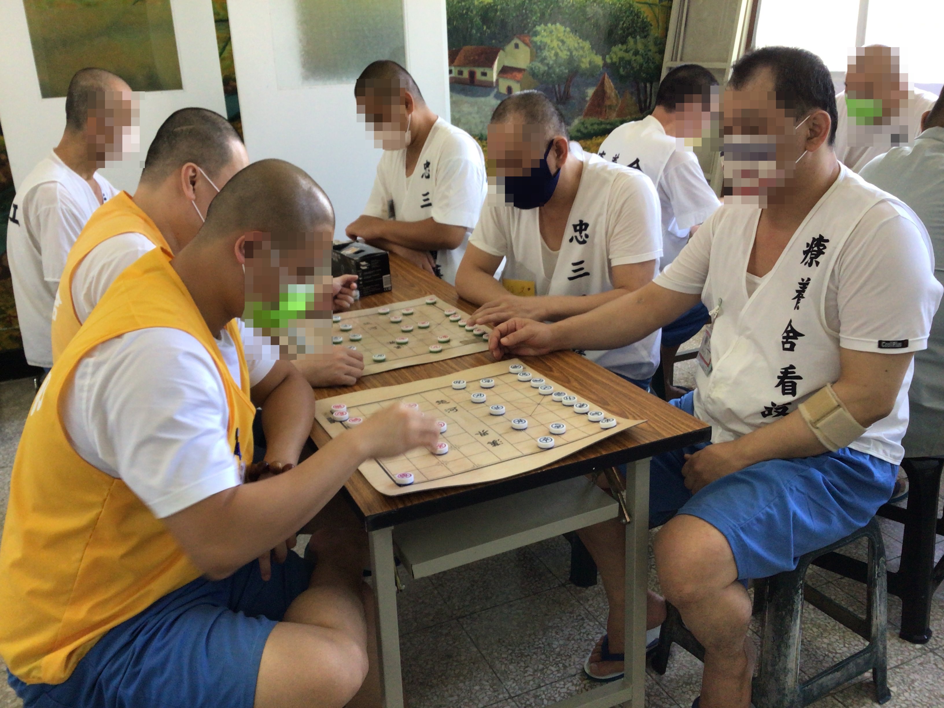 Participants play practice matches.