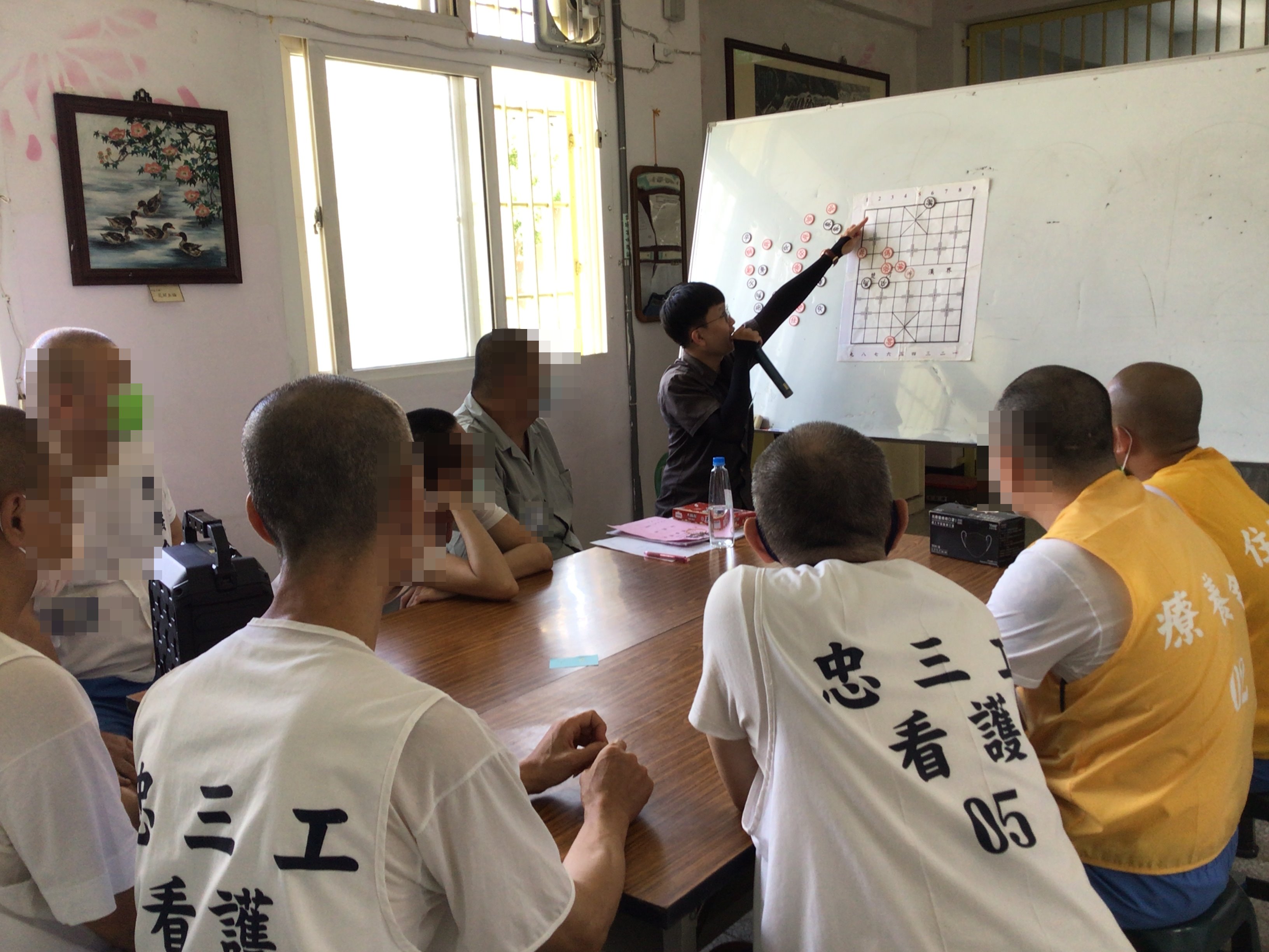An instructor explains the rules of Chinese chess.