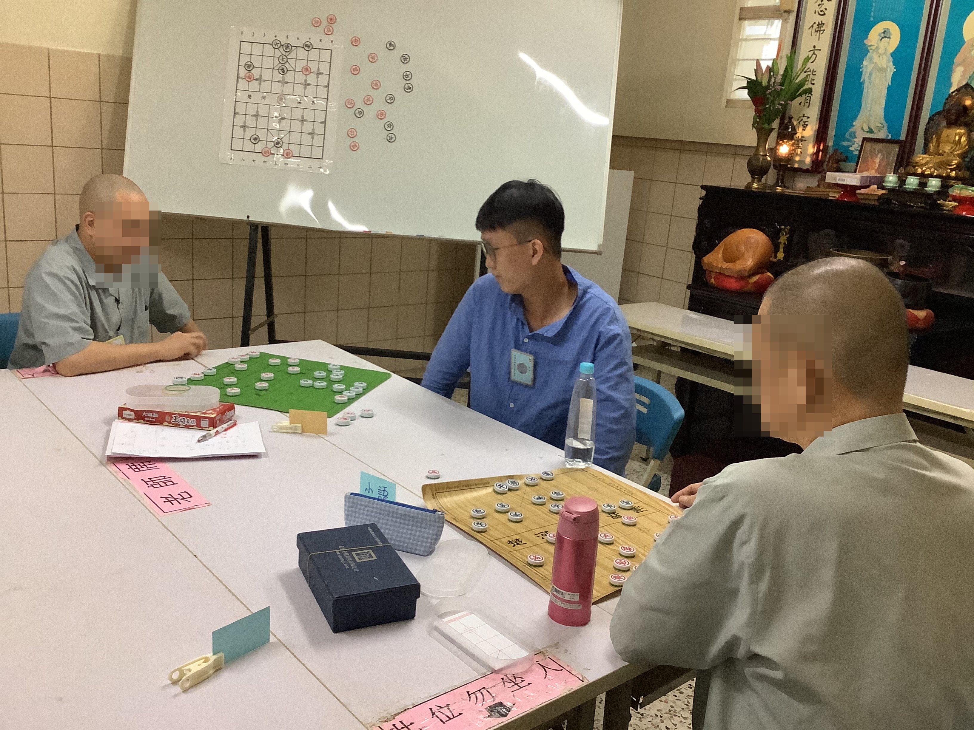 Inmates take the Chinese chess test.
