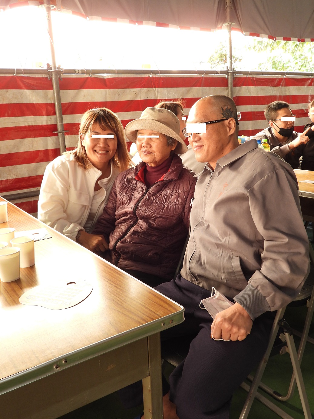 A prisoner and his family have a nice time at the family gathering.