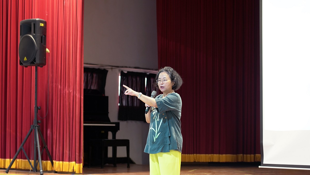 董月春牧師介紹活動內容