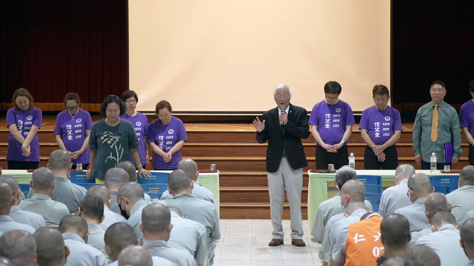 黃明鎮牧師帶領同學們禱告