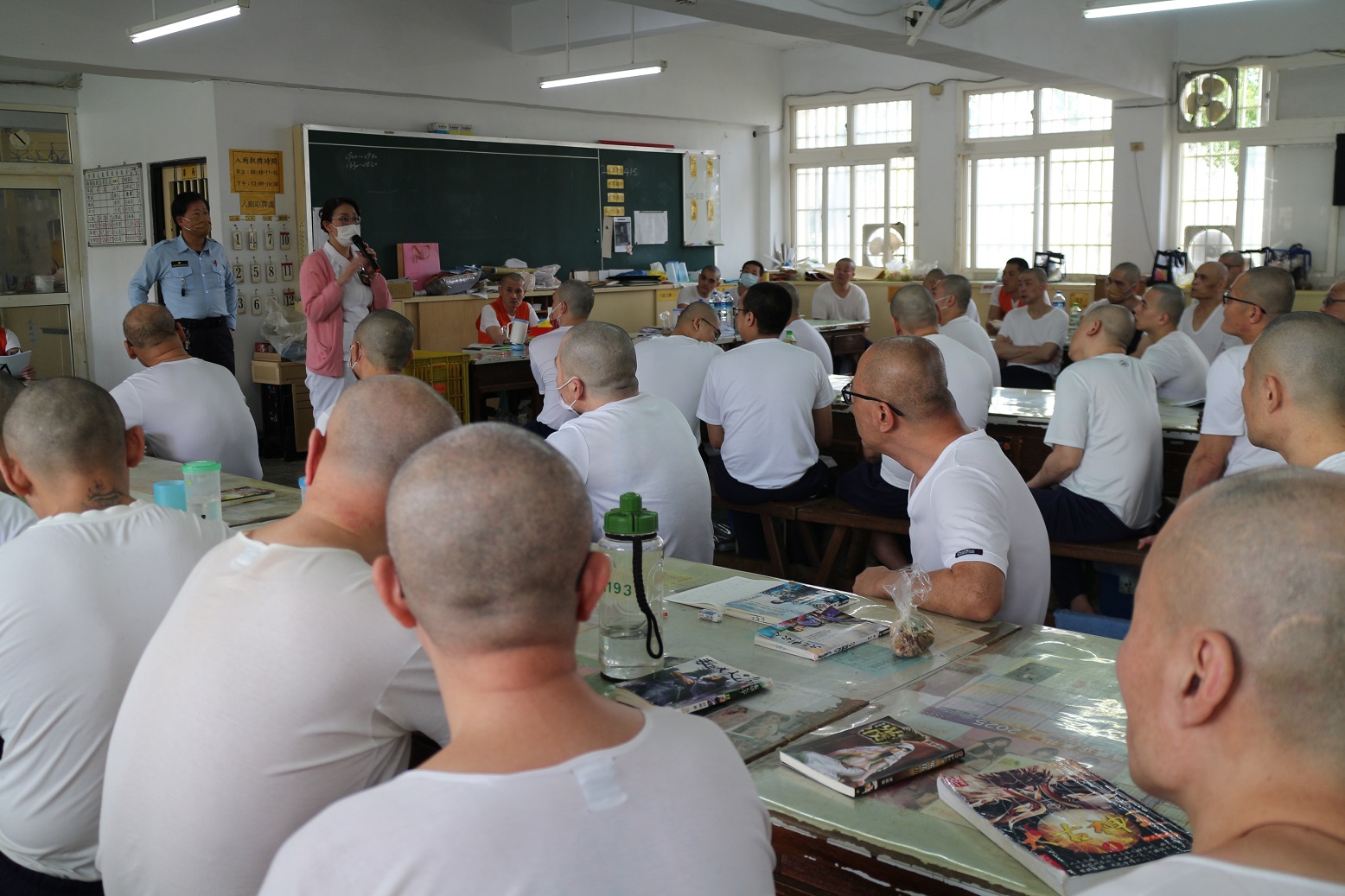 A health professional from Pei-De Hospital educates inmates the general knowledge of hepatitis, involved treatment and supportive resources.