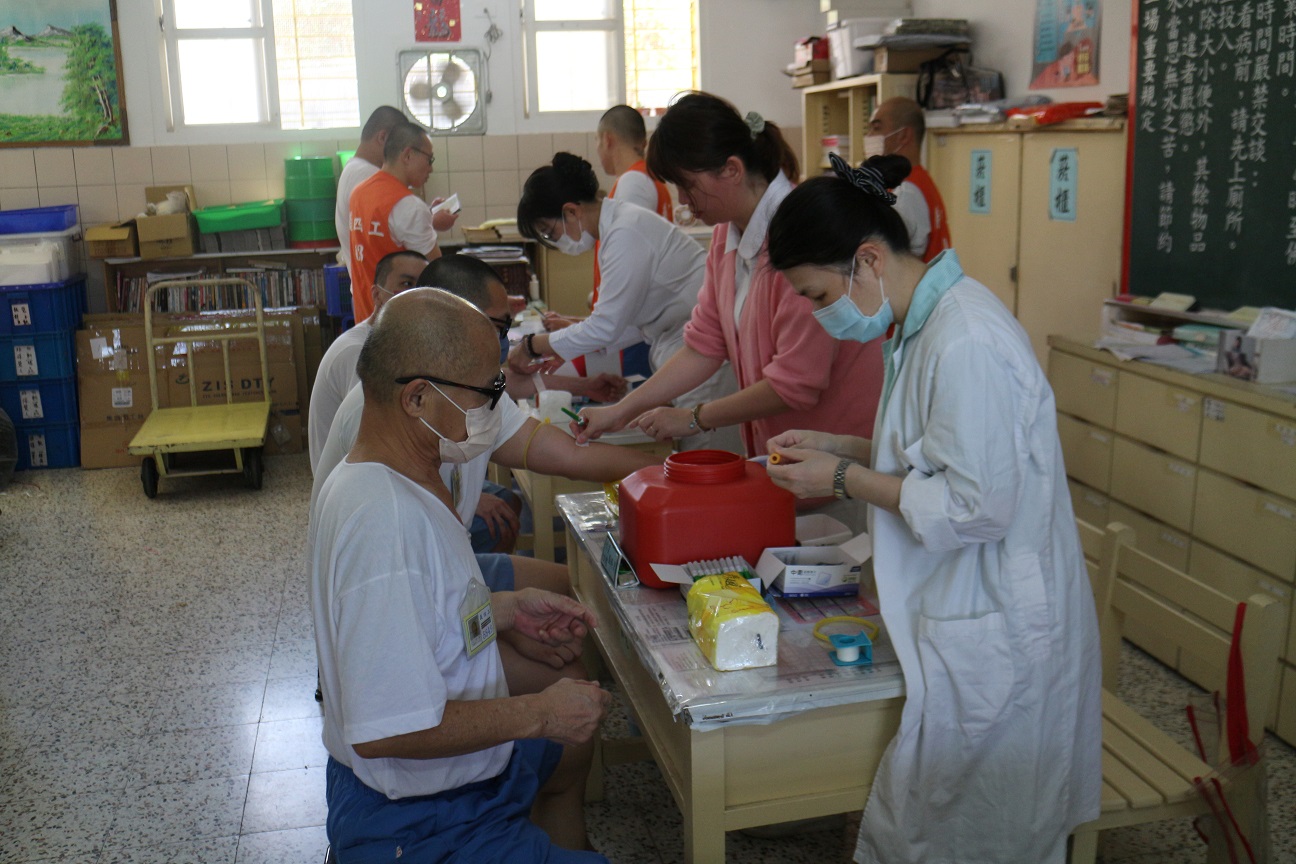 The primary care providers from Pei-De Hospital collect specimens from inmates.