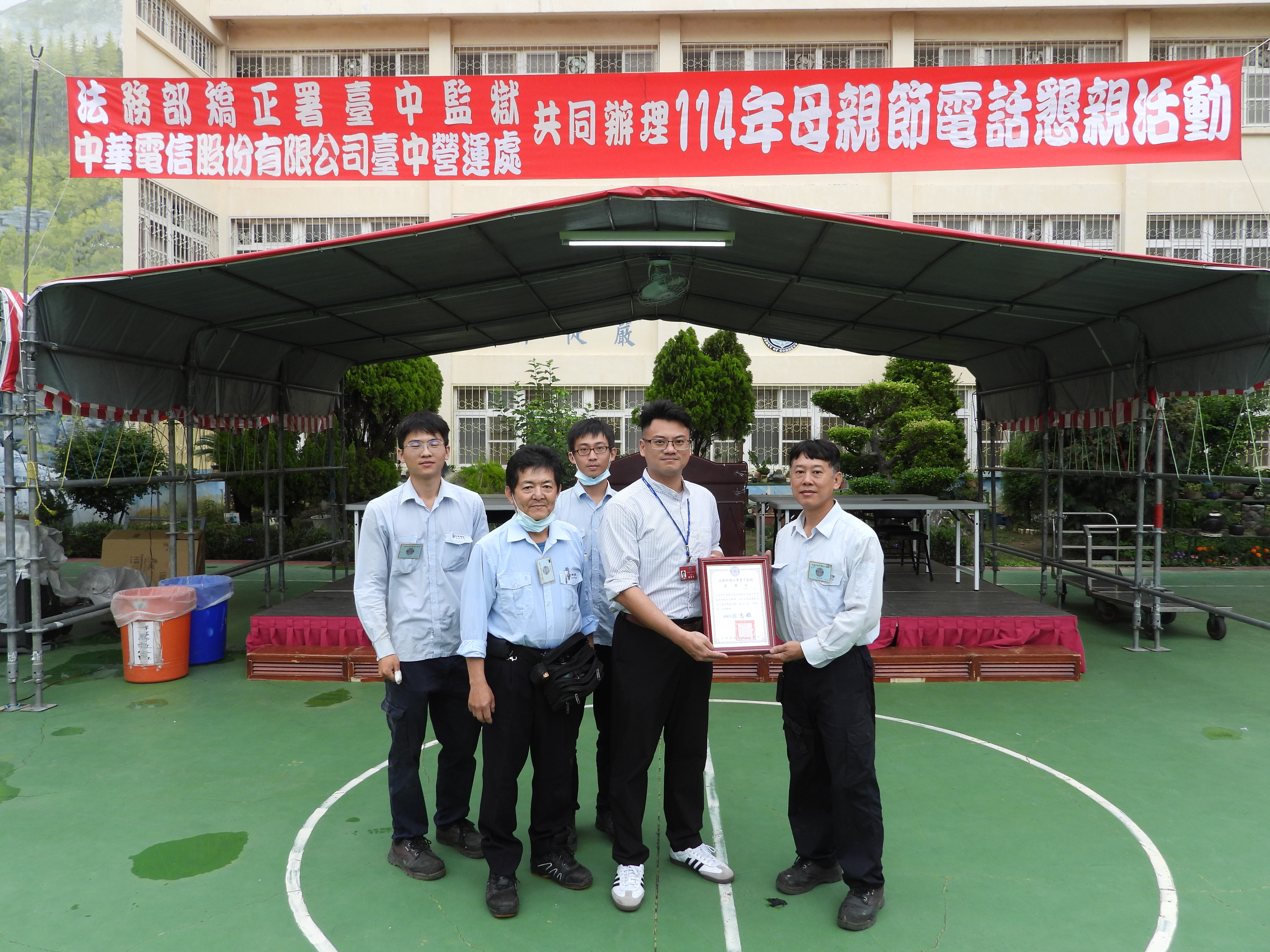 Mr. Luo as the representative of Taichung Prison gives a certificate of appreciation to Chunghwa Telecom Co., Ltd. Taichung Branch Office to thank for their generosity.